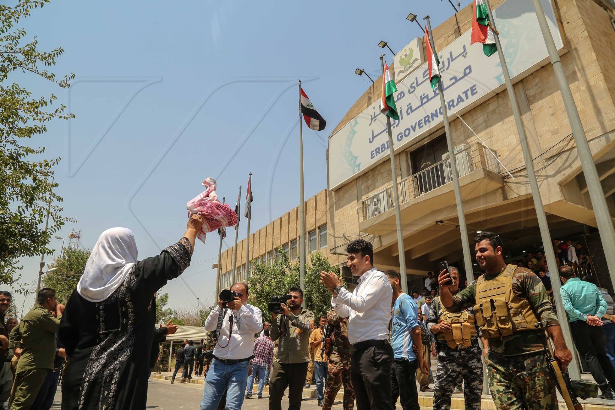 به‌ وێنه‌.. په‌لاماردانى باڵه‌خانه‌ى پارێزگاى هه‌ولێر 